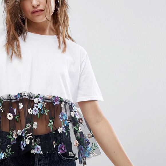 PrettyLittleThing Tops - Pretty Little Thing 💜 T-shirt with Floral Mesh